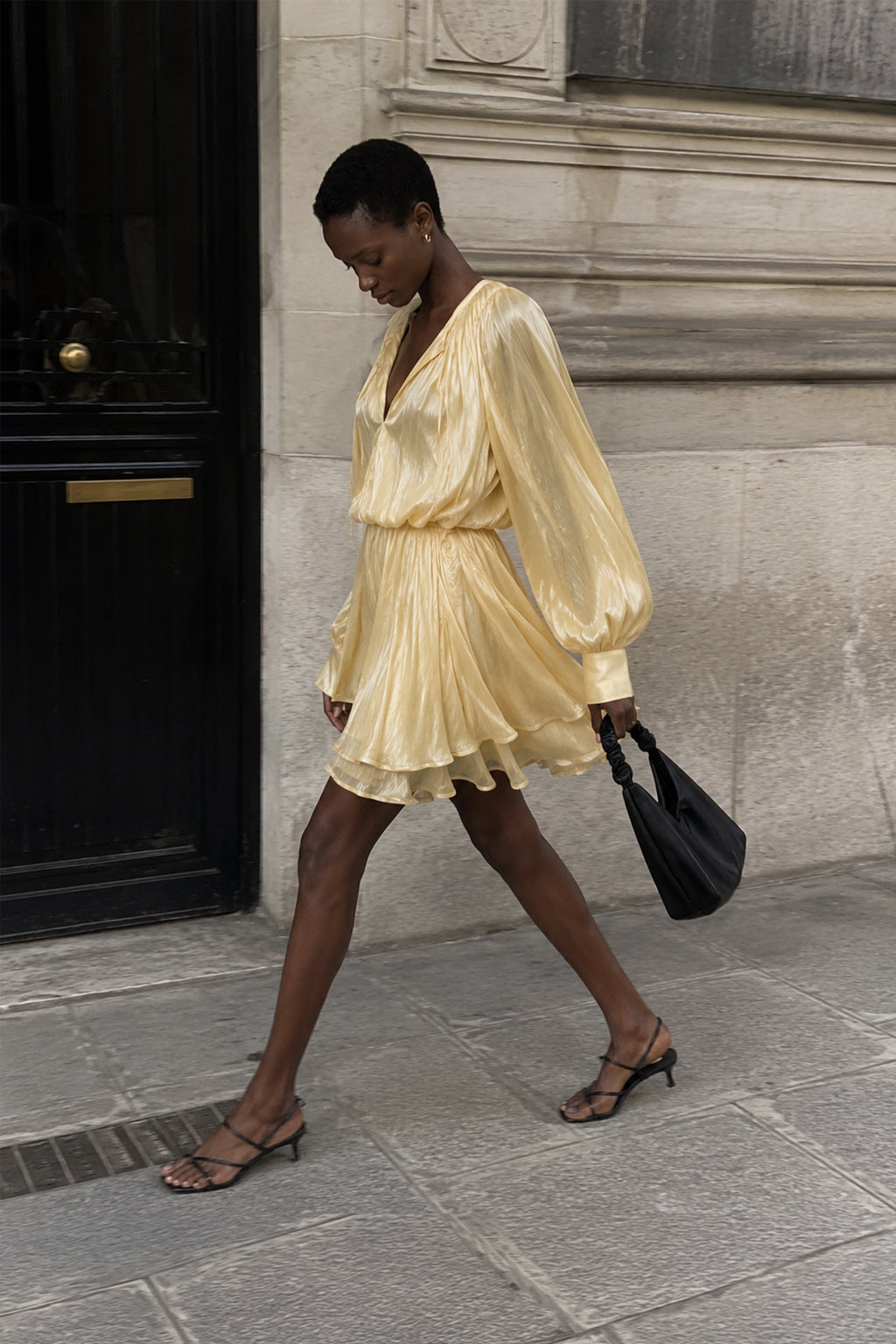 ROBE COURTE À VOLANTS