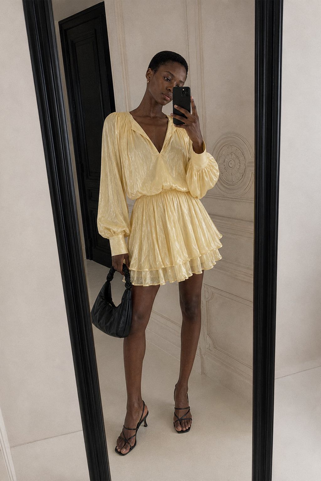 ROBE COURTE À VOLANTS