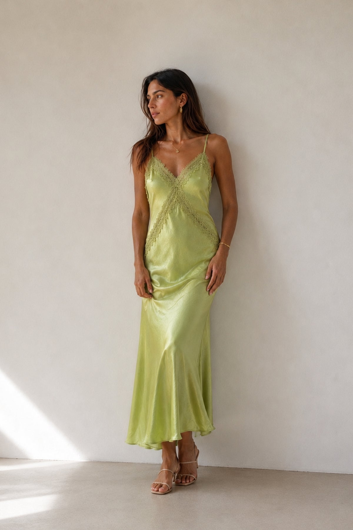 ROBE NUISETTE EN DENTELLE