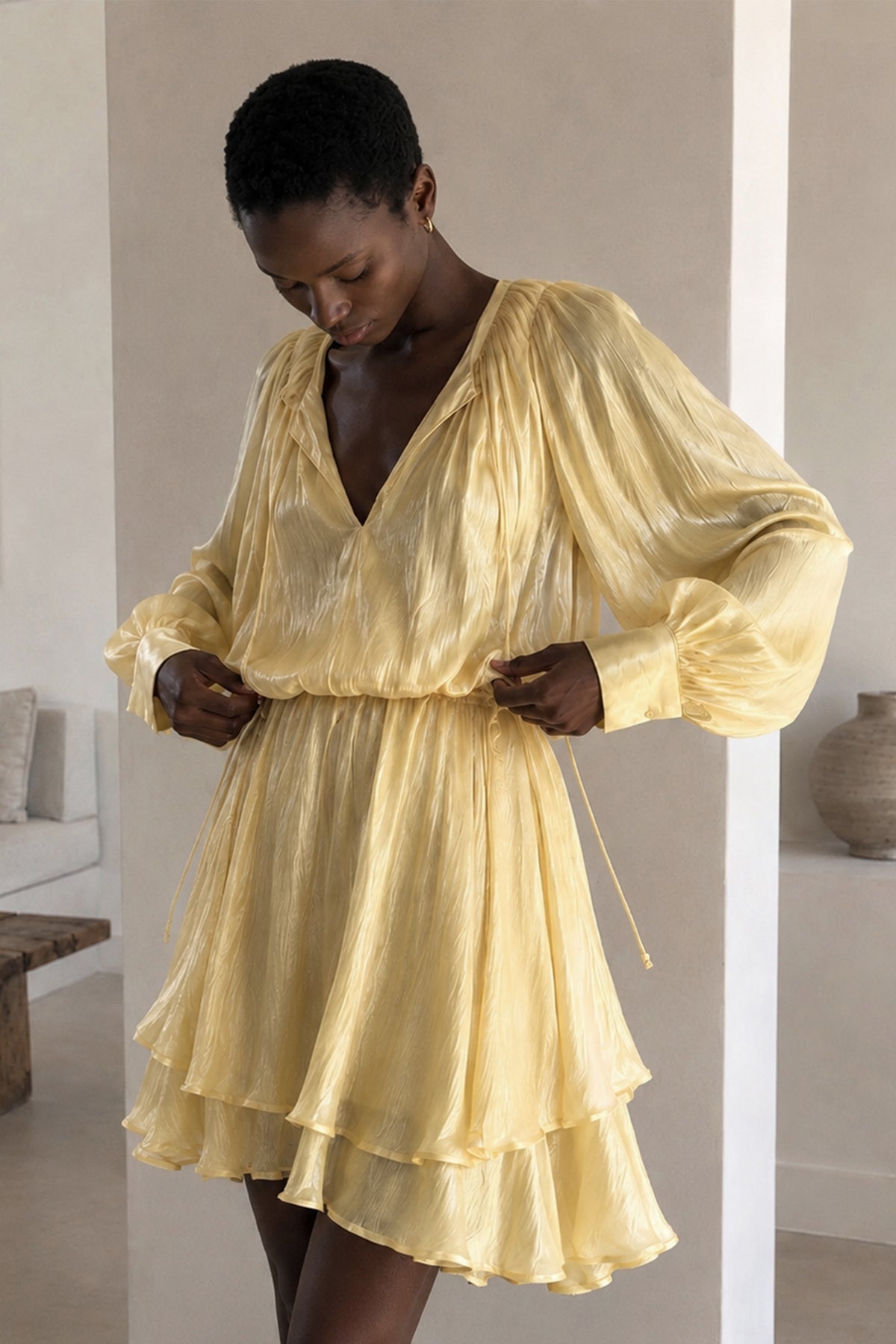 ROBE COURTE À VOLANTS