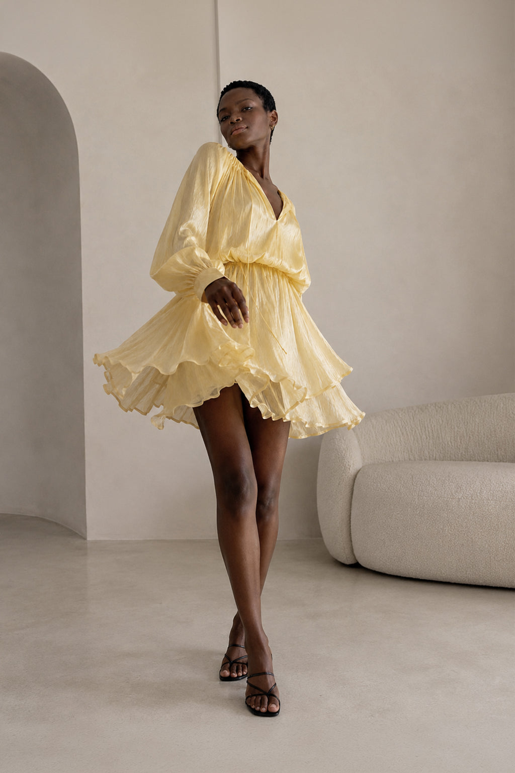 ROBE COURTE À VOLANTS